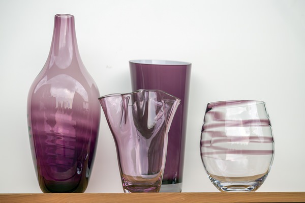 Die Vasen in Brombeer …